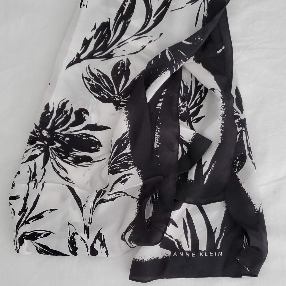 Anne Klein black and white neck scarf